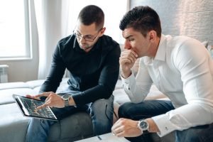 Tugas dan tanggung jawab digital marketing specialist (Pexels @AlphaTradeZone)