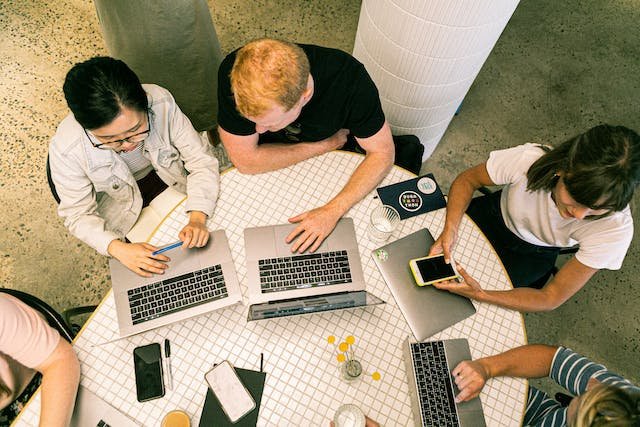 Tempat kuliah jurusan manajemen digital marketing (Pexels @Canva Studio)