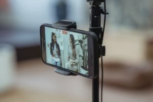 Konten TikTok FYP (Pexels @George Milton)