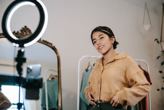 Konten TikTok FYP 2023 (Pexels @Liza Summer)